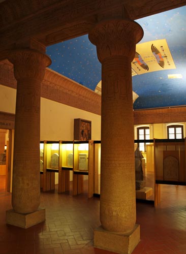 Fig. 3. Sala de la colección egipcia del Museo Arqueológico de Florencia. Foto de Susana Alegre García.
