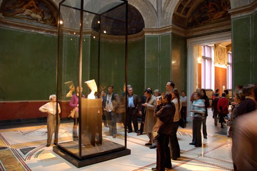 Fig. 4. Presentación actual del busto de Nefertiti en el Neus Museum de Berlín. Foto en: www. de.wikipedia.org/wiki/Nofretete
