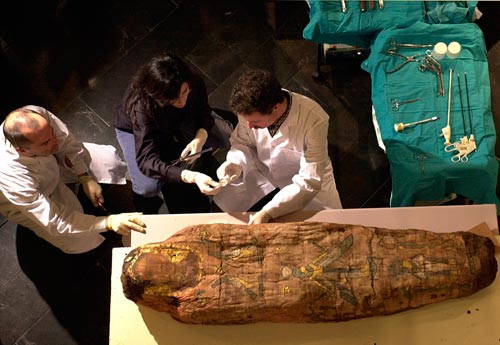 Fig. 7. Investigación completa de la momia Dama de Kemet en el Museu Egipci de Barcelona. Foto en: www.heraldo.es/noticias/sociedad/el_rostro_las_momias.html