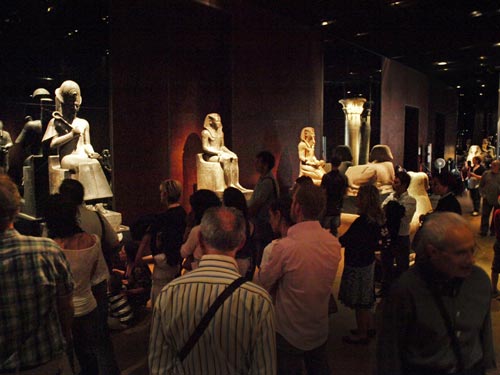 Fig. 8. Visita guiada a un grupo de visitantes en el Museo Egipcio de Turín. Foto Susana Alegre García.