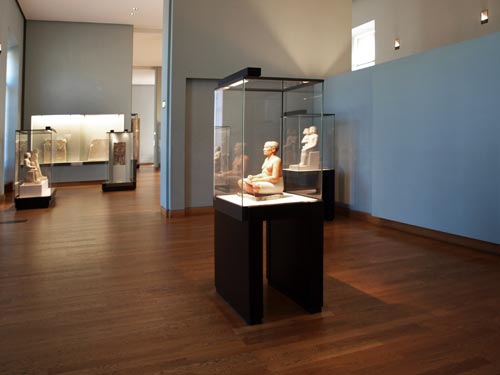 Fig. 9. Sala de estatuaria del Imperio Antiguo en el Museo del Louvre. Foto Susana Alegre García.