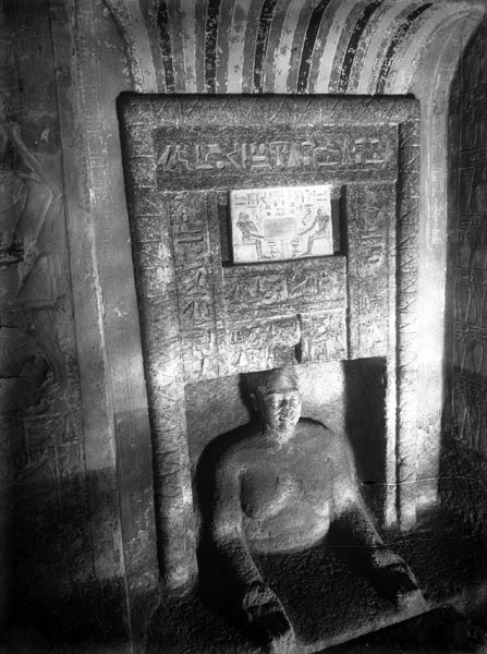 Fig. 2. Estela de falsa puerta de Idu. Dinastía VI. Guiza. Foto en: www.gizapyramids.org/media/studies/A3/A3522_NS.jpg
