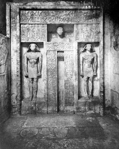 Fig. 3. Estela de falsa puerta de Neferseshemptah. Dinatía VI. Saqqara. Foto en: www.taringa.net/posts/imagenes/5163755/Antiguo-Egipto-antiguas-fotos_.html