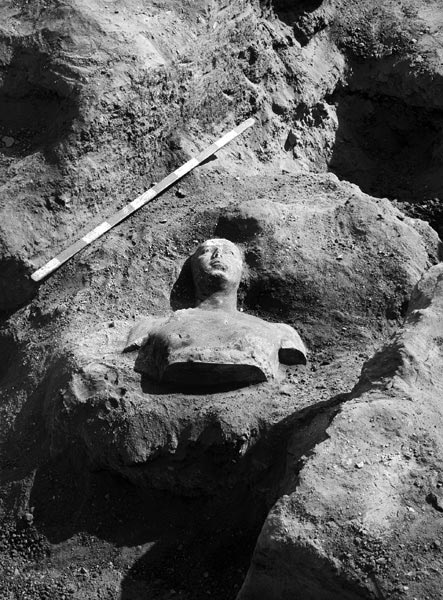 Fig. 4. Fotografía realizada durante la excavación al ser localizado el busto de Ankhhaf. Foto en: www.gizapyramids.org/media/studies/C10/C10885_NS.jpg