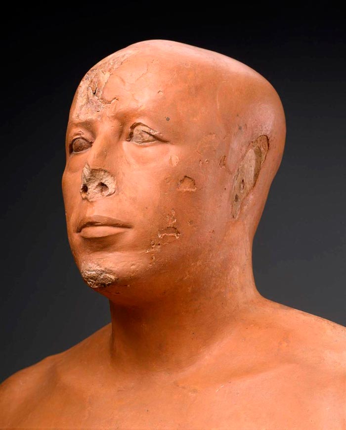  Fig. 7. Detalle del busto. Foto en: www.mfa.org/collections/object/bust-of-prince-ankhhaf-45982