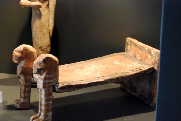 Maqueta de mesa de embalsamamiento. Imperio Medio. Madera policromada
