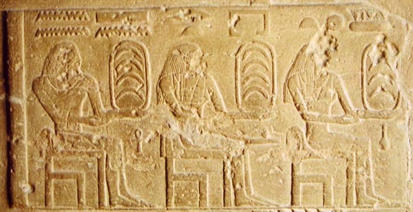 Figura 1. De derecha a izquierda, las tres estaciones del calendario egipcio antiguo: Akhet, Peret and Shemu, bellamente representadas en la jamba de la puerta de acceso a la tumba del visir Mereruka en Saqqara (VI Dinastía). De Belmonte (2012).