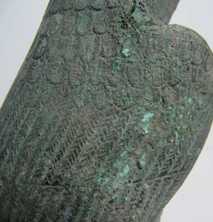 Detalle del proceso de mineralización que afecta la decoración incisa de la figura de Horus.