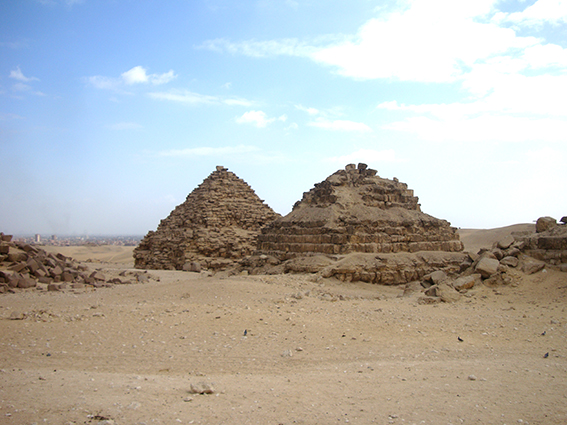 Vista parcial de las pirámides auxiliares o de las reinas ubicadas junto a la pirámide de Menkaura (Micerinos) en Giza.