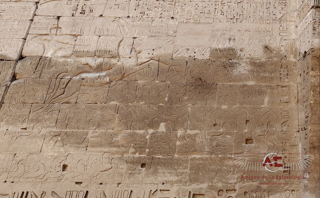 Ramsés III en su carro de guerra, tirado por caballos, lanza flechas contra los enemigos 