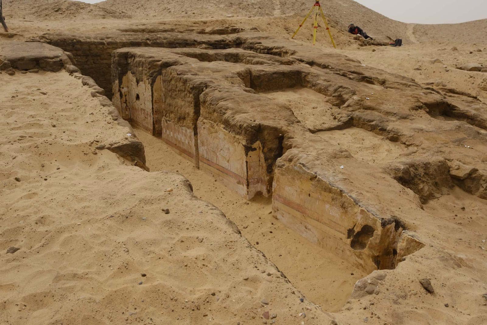 Mastaba de adobe con las pinturas localizadas